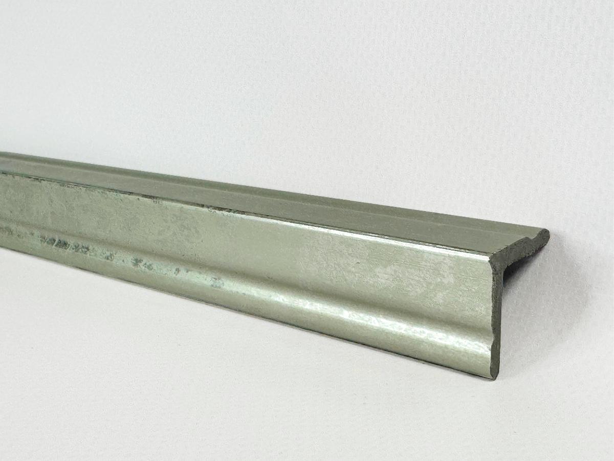 Уголок №303 ПВХ 2,5м 25*25 (45шт)